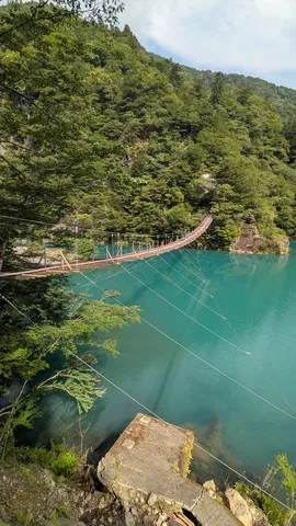 エメラルドの湖と吊り橋