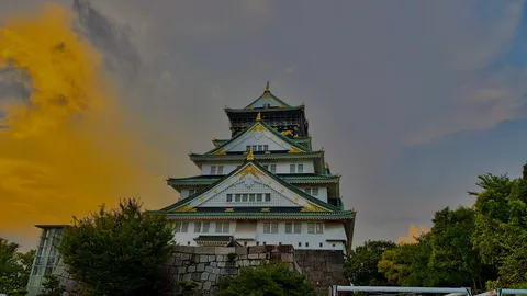 悠久の時を刻む、緑の屋根の城
