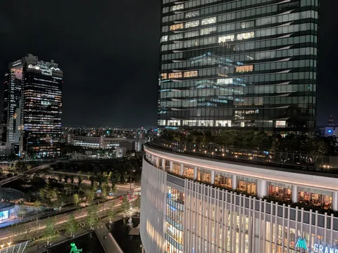 夜空にそびえる都市の輝き