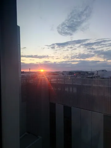 茜空に浮かぶ空と建物