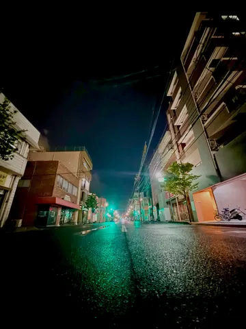 雨上がりの都会の灯