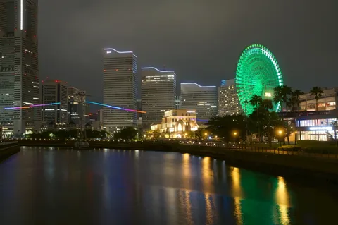 観覧車が輝く未来都市の夜