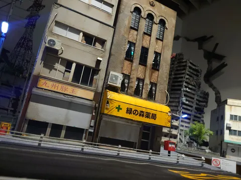 黄色の看板と街の静寂