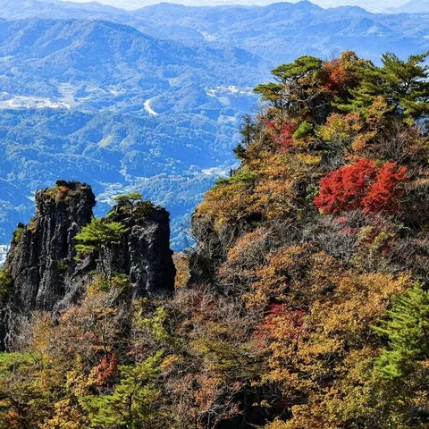 彩り豊かな山肌と広がる絶景