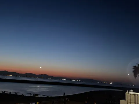 藍色に染まる、海辺の静寂