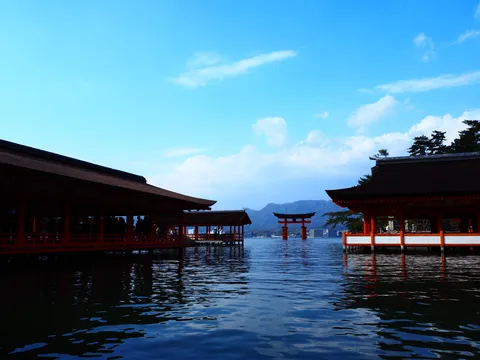 水辺の朱色と風景
