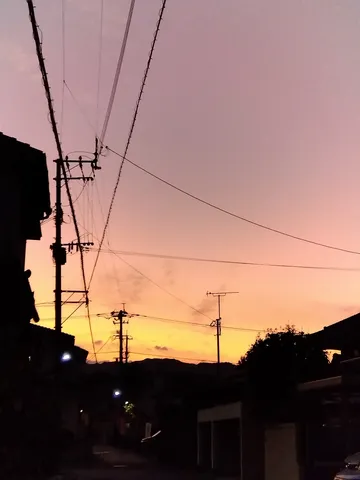 夕暮れの電線と空
