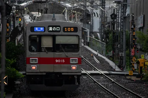 雨上がりの駅、旅立ちの予感