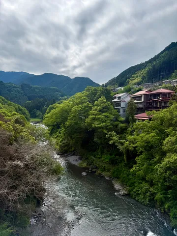 清流と山並みの静かな風景