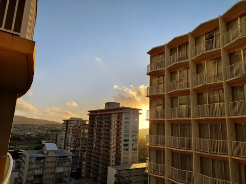 夕暮れに映える横顔ビル群
