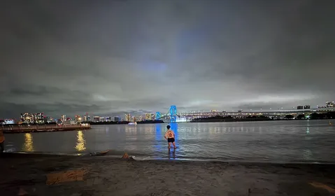 夜景に映る水辺の物語