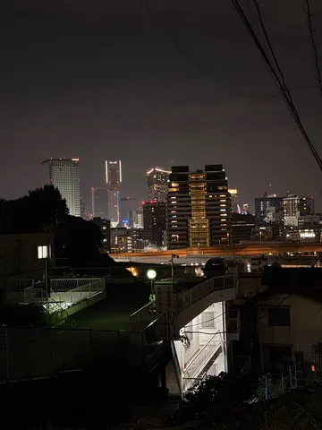 都会の夜景、階段の灯り