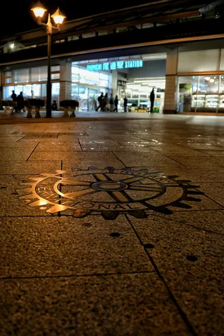 夜の駅、輝く歯車
