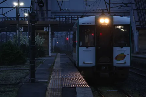 夜明け前の静寂、旅立ちの駅