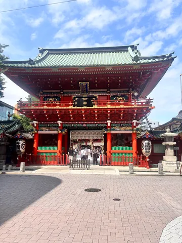 朱色の楼門に映える青空
