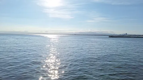 波光が揺れる朝の海