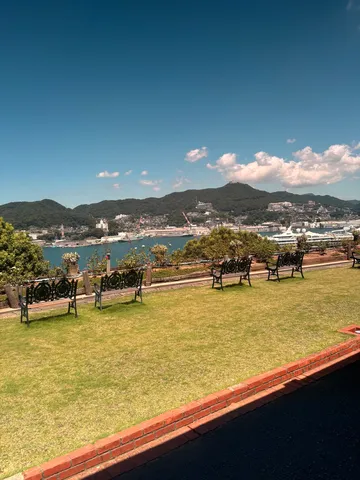 海と山とベンチ、穏やかな午後の景色