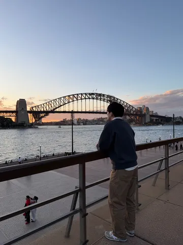 橋を眺める夕景