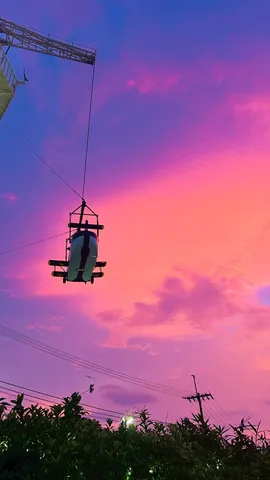 空飛ぶゴンドラと空のキャンバス