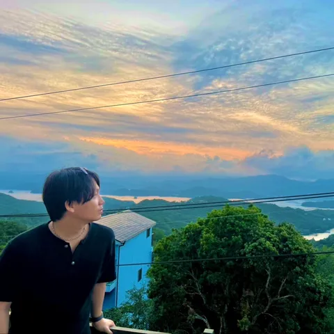 空と山と青い家