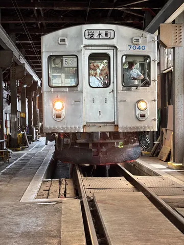 レトロ電車、点検ピットで一休み？