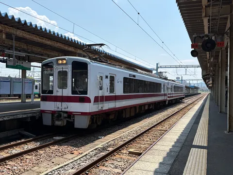 駅に佇む、静かな列車の時間
