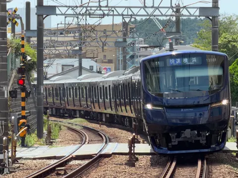 カーブを走る青い列車