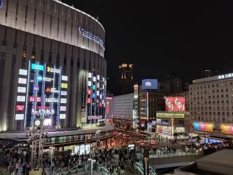 煌めく都会の交差点