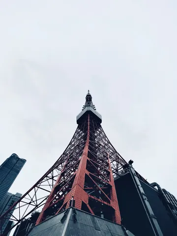 空へ伸びる赤い骨格