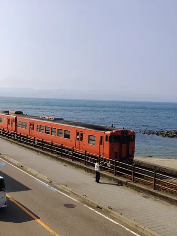 潮風とオレンジ色の列車