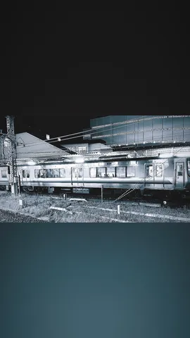 夜を駆ける銀色の列車