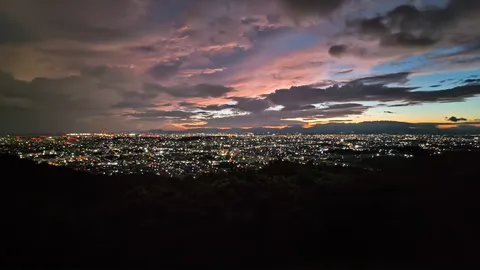 茜色の空と輝く街並み