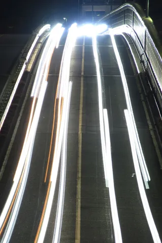夜を駆ける光の軌跡