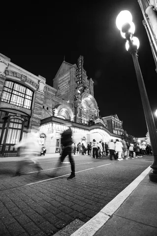 夜のブロードウェイ、時が止まったかのような瞬間