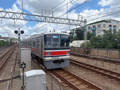 夏空と赤帯の回送列車