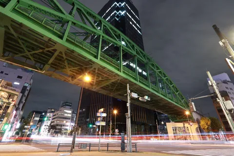 夜を渡る緑の橋梁