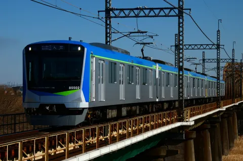 青い空に映える！近未来的な銀色列車