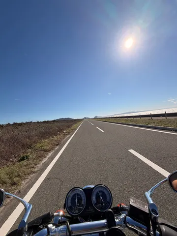 広がる青とまっすぐな道