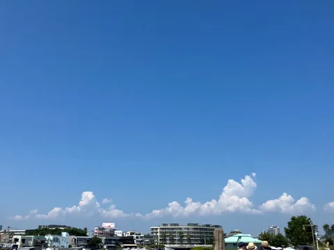 青空と雲、街並み