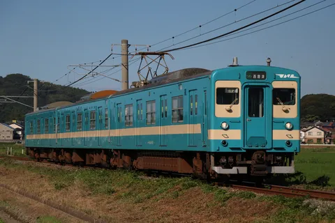 青い列車と田園風景