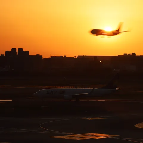 茜空に舞う、二機のシルエット