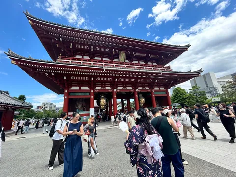 荘厳な門と人々の流れ