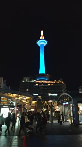 夜空に輝く青い光の塔