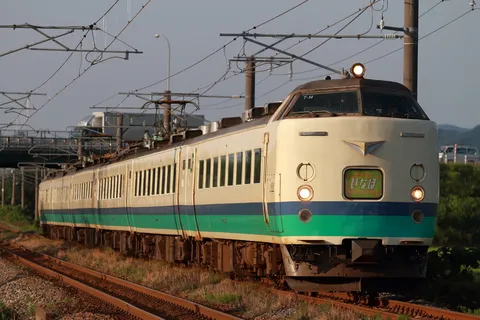 現役感あふれるクリーム色の特急