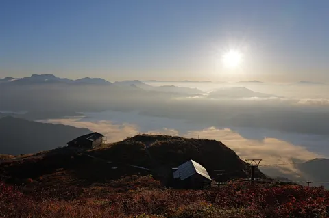 雲海に浮かぶ朝の小屋