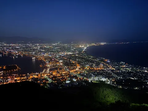 海沿いに連なる夜の灯り
