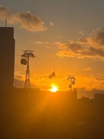 まばゆい夕日とシルエット