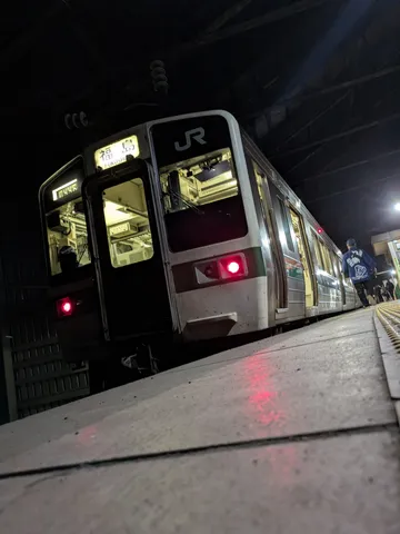 夜のホームを滑り込む列車