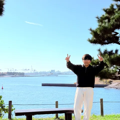 青空にピースサイン！海辺の休日