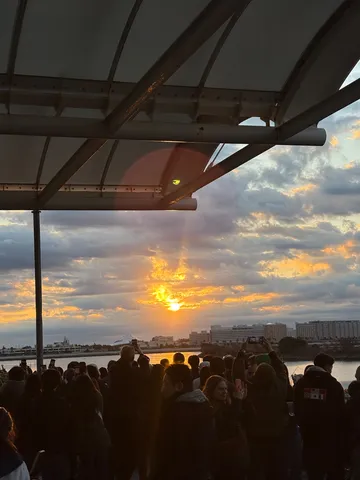 夕焼けに集う人々のシルエット